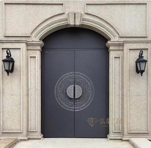 Надёжная входная дверь с декоративным алюминиевым литьём в стиле французской классики. Подходит для частного дома и квартиры. Обладает высокой прочностью, хорошей тепло- и звукоизоляцией, уст